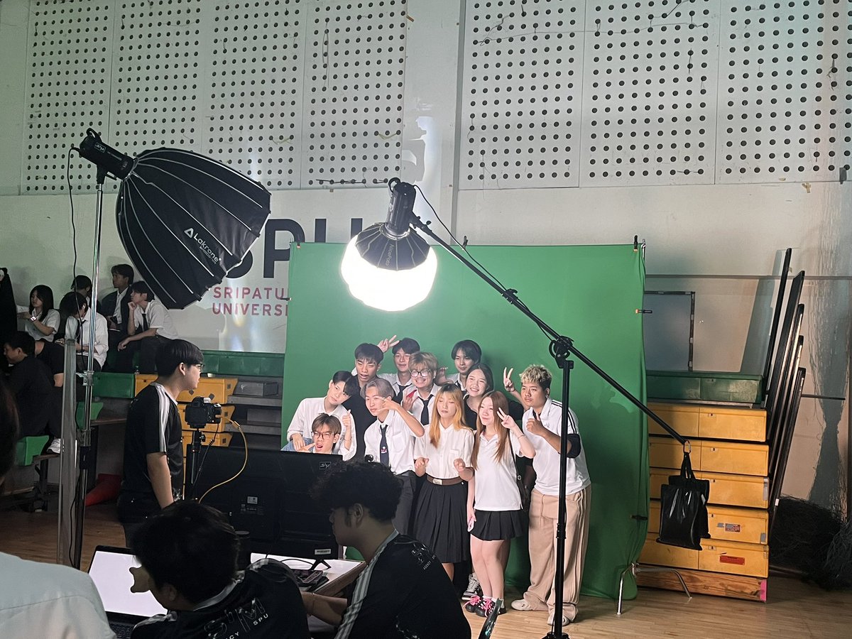 mxfzzz's tweet photo. ภายในงานมีบูธถ่ายรูปให้นักษามาถ่ายรูปกันก่อนเข้าไปในงาน #SPUCAaiShowcase https://t.co/DL9G6RAAC8