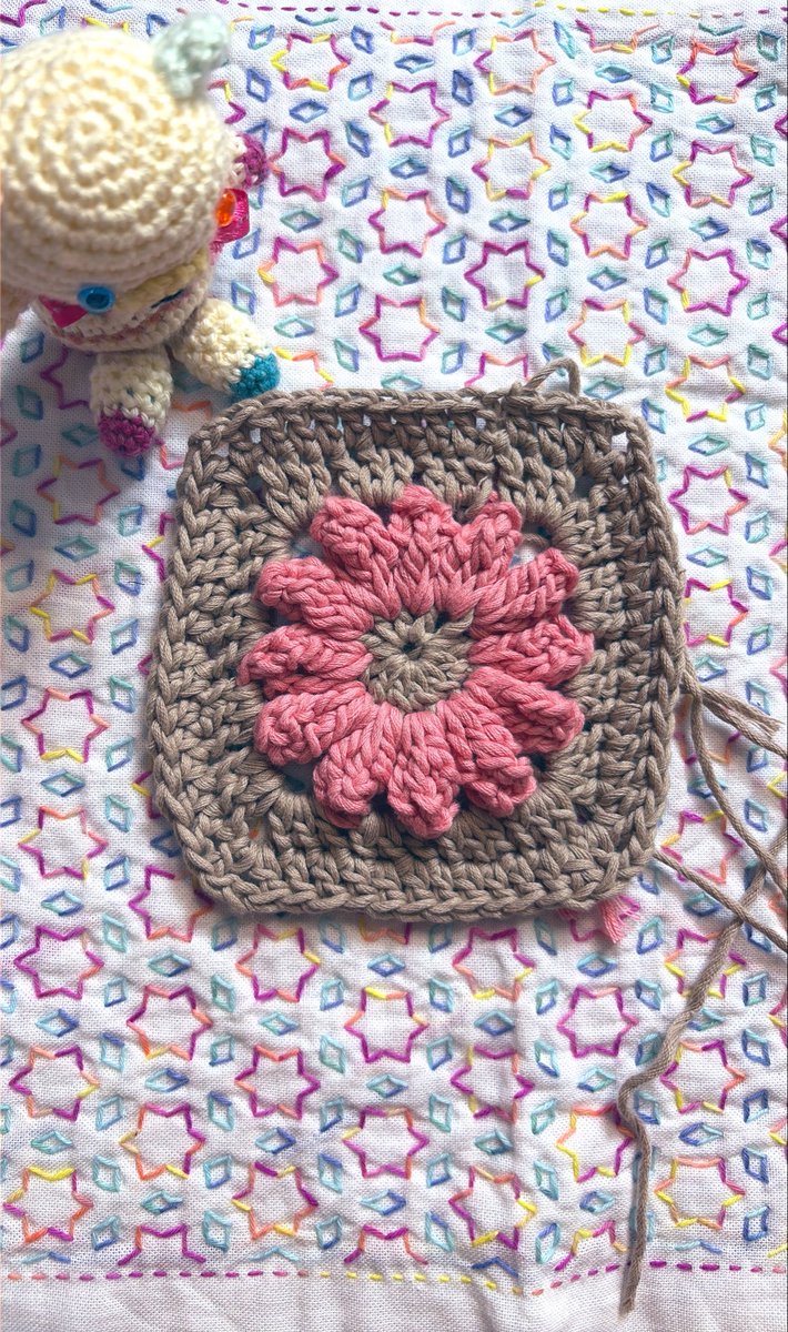 anezyazya's tweet photo. 編み物教室🧶

これを、2つ作って繋げて
ポーチにしようと思います😊♡

モコモコのお花。
編んでも編んでも終わらなくて面白かった🤣

 #かぎ針 https://t.co/AOm2rQJscf
