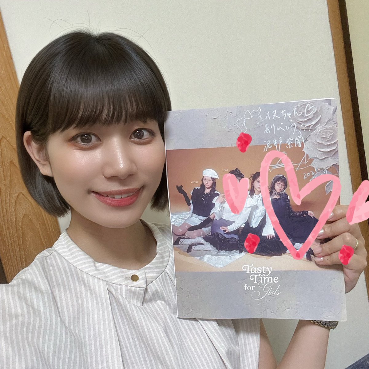 YU_I_NU's tweet photo. @Cyandroid_ ちゃんからPECHEが届きました💜サイン付き〜！！！！！
お友達が雑誌に載ってるってすごいパワー貰える！私も頑張ろうって思える✨
宝物だぁ〜😼 https://t.co/7xZRMqDIhY