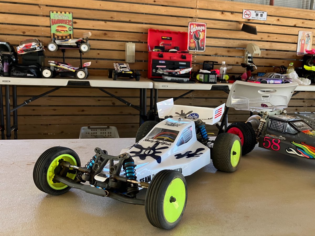 KIP_123456's tweet photo. 土日に借りたバスタブシャーシRC10&RB10クラッシック。リアが安定してるなーって。
ただ曲がりはフロントサスアームのおかげで?stealthの方が曲る車だなーって。
今のかしまなら色々なRC10が見れて面白い!
#RC10BK
#RC10FT
#89stealth
#RB10クラッシック
#kaipaRandD https://t.co/R7JOEgYTlt