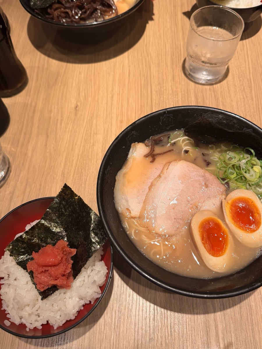 Ryu0719DS's tweet photo. 昨日は帰り道に
ラーメンを食べに連れて行ってもらいました🍜

杉田さんご馳走様でした🍻
とてもお腹いっぱいで美味しかったです！

新卒の迅くんはたくさん替え玉ラーメン食べて、スタバ飲んで、すくすく育って行きました。🌱

#ドクターストレッチ 
#tgな日本橋 
#team火曜休み
#ラーメンストリート https://t.co/u3LrGmVTT7