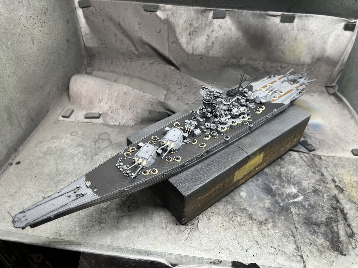 ken1982ships's tweet photo. ピットロード　1/700 武蔵レイテ沖海戦時製作
マスト、クレーン、カタパルトも取り付け後は空中線╰(°ㅂ°`)╯
あ…海面全く作って無い…=͟͟͞͞( ง ´；∀；` =͟͟͞͞)ว
#プラモデル好きと繋がりたい 
#艦船模型 https://t.co/jeYrPByhYP