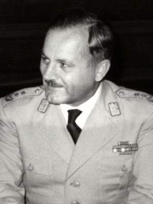 RaskolnikSrpski's tweet photo. Na skupu Udruženja Srba poreklom iz Hrvatske koji žive u Beogradu, održanom 28. juna 1990. godine u Sava centru, Gojko Nikoliš je tokom svog govora izviždan jer je svojim zemljacima savetovao da se umesto borbe za nezavisnu državu, bore za kulturnu autonomiju i da se u toj borbi oslanjaju na demokratske Hrvate.

„Ne vidim mogućnost povlačenja bilo kakve jasne geografsko-nacionalne granice... u šahovskoj tabli, gde su izmešana srpska i hrvatska sela, a gradovi multinacionalni. (...) Za prvu kap krvi, bilo čije, u ovakvoj jednoj akciji snosili bi smrtnu odgovornost propagatori ove ideje.”