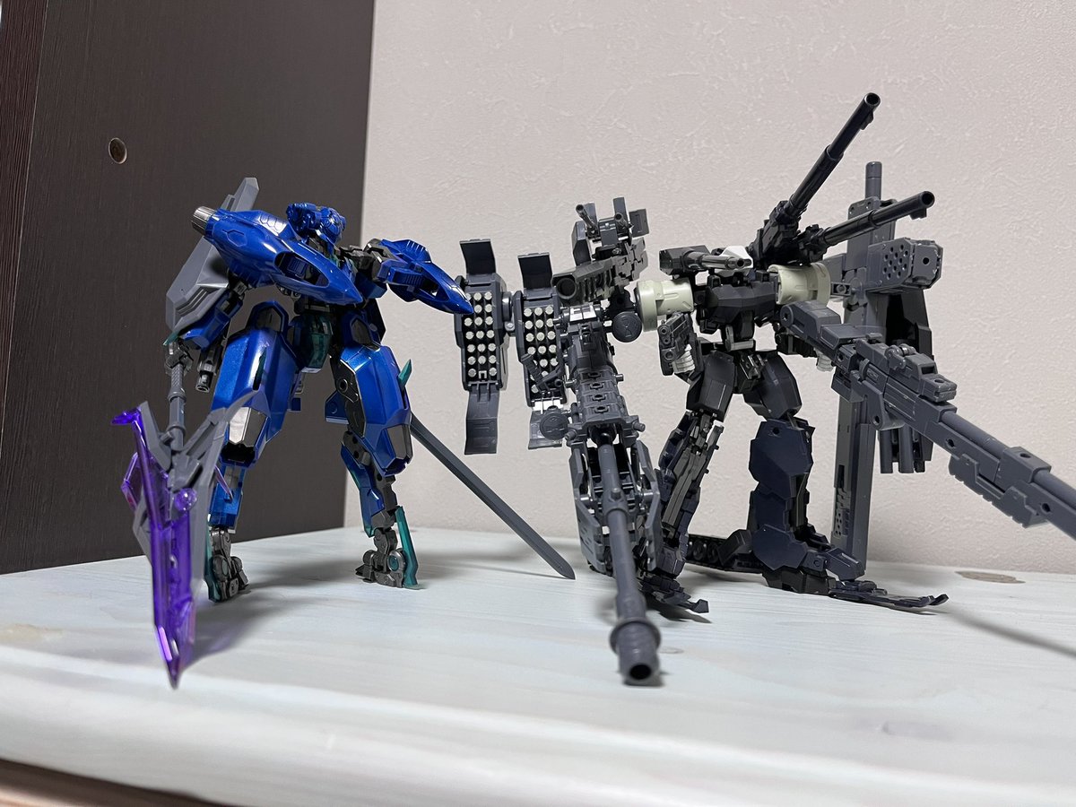 reloadroad's tweet photo. 久々にフレームアームズを出してみました。パーツ見つからないものもありましたがガシャガシャ組んで盛れて楽しい！さいきょーの機体ができた！
#フレームアームズ https://t.co/8KQV2rTu9O