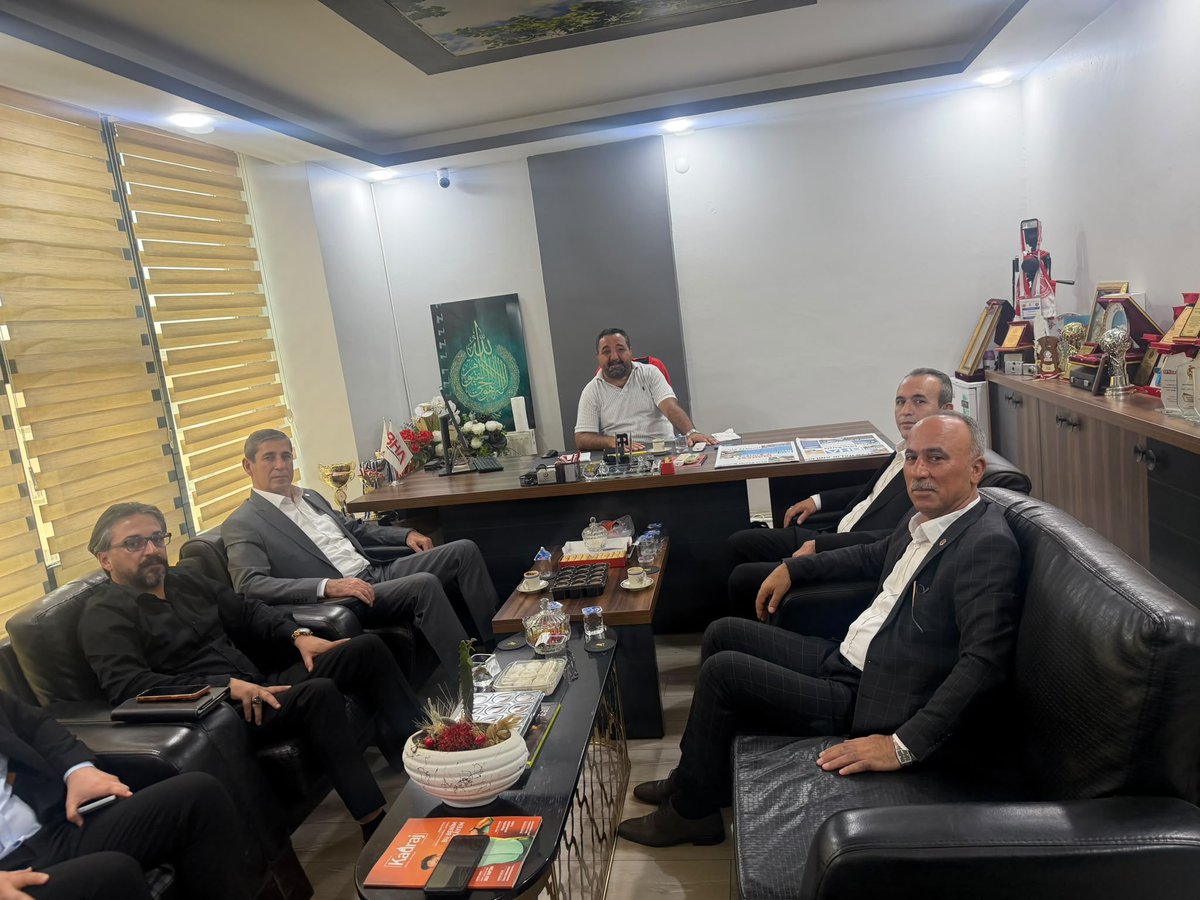 bhamedyagrubu's tweet photo. BBP Heyetinden BHA Medya'ya Ziyaret
​"GÜÇLÜ TÜRKİYE'NİN YOLU BİRLİK VE KARDEŞLİKTEN GEÇİYOR"

https://t.co/GvIAhf0JF6 @bbpgenelmerkez @bbpbatmanil @bbpkadinbatman @bbpbatmanMrk72 @BBP_BATMAN https://t.co/DjHhkIZUiY