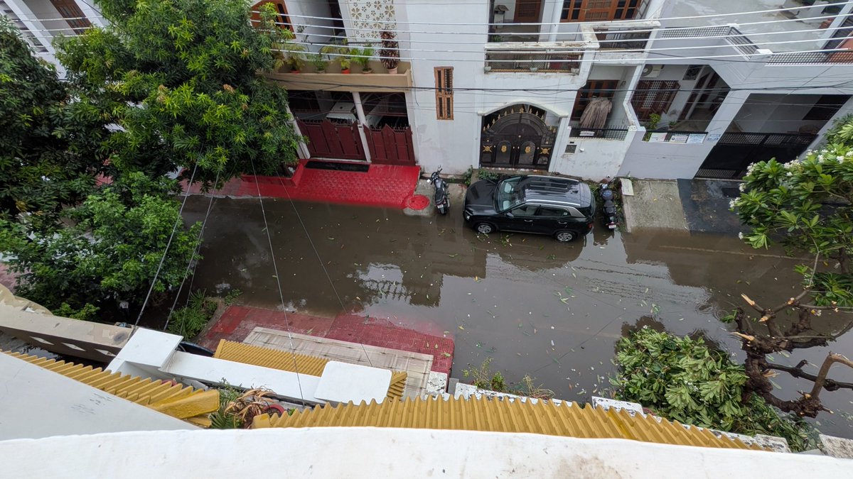 Poet_ca's tweet photo. So this is the reality of the water and sewer drainage system in Lucknow's posh locality - Gomti Nagar 

#Lucknow #LDA https://t.co/7hxajWiswr