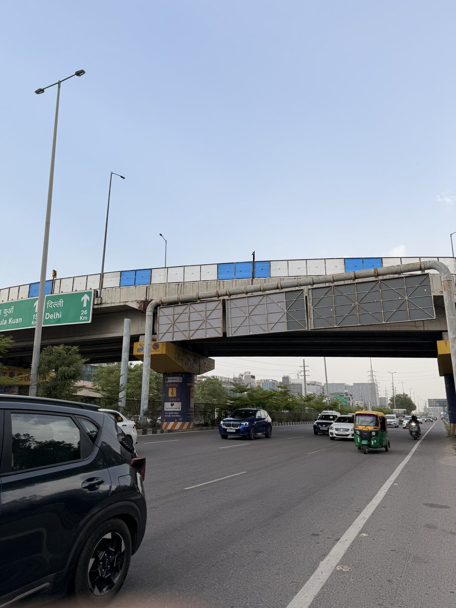 vikku730's tweet photo. Authorities sleeping, they forget to replace position of this sign board . This flyover constructed 2-3 years ago but still no one see this mistake. @OfficialGMDA @NHAI_Official @DC_Gurugram https://t.co/XG1N8mW1qA