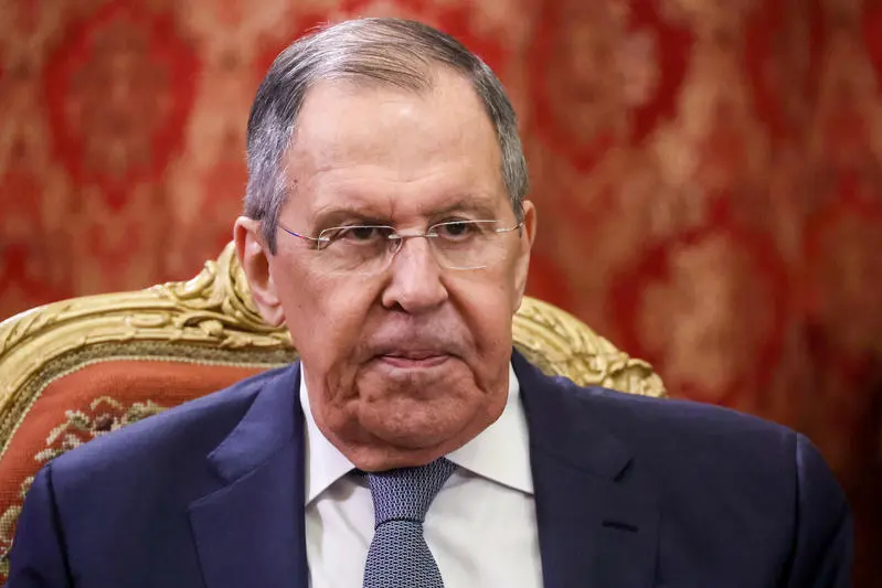 LNTribune's tweet photo. #RDC : derrière l'accusation de #Lavrov contre Kiev, une bataille d'influence en #Afrique
Lavrov s’exprime lors d’une conférence de presse conjointe avec son homologue burundais Édouard Bizimana, à l’issue d’une audience avec le président #ÉvaristeNdayishimiye — actuel président en exercice de l’Union africaine. Il évoque une agression du #M23 « soutenu par des représentants étrangers, parmi lesquels figurent également des Ukrainiens », sans détailler la nature de cette présence ni produire d’élément à l’appui. Le M23, mouvement armé sanctionné par les Nations unies, contrôle de larges portions du Nord-Kivu et du Sud-Kivu depuis la prise de Goma en janvier 2025. Plusieurs rapports d’experts onusiens documentent son approvisionnement par les Forces de défense rwandaises. Le porte-parole du ministère ukrainien des Affaires étrangères, Heorhii Tykhyi, qualifie les propos de Lavrov de désinformation dépourvue de fondement. Il accuse en retour la #Russie d’armer des groupes en violation des sanctions internationales et de recruter des ressortissants d’États africains pour combattre contre l’Ukraine. Selon Tykhyi, Moscou chercherait à fragiliser la médiation américaine engagée dans la région des Grands Lacs.