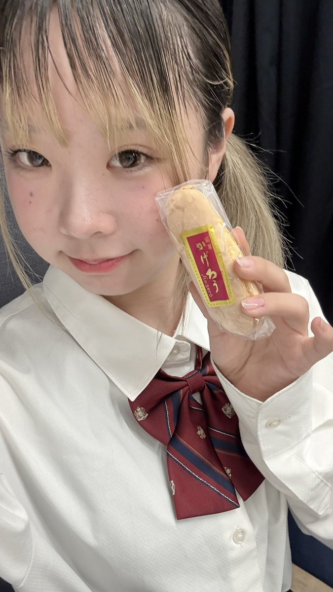 62dayo's tweet photo. ナツメのお兄ちゃん、カイ役の梅木さんのお客様からの差し入れで甘いものをお裾分けいただきました🤤💕
元気に千秋楽いってきます！！！ https://t.co/wyy7XHzBIt