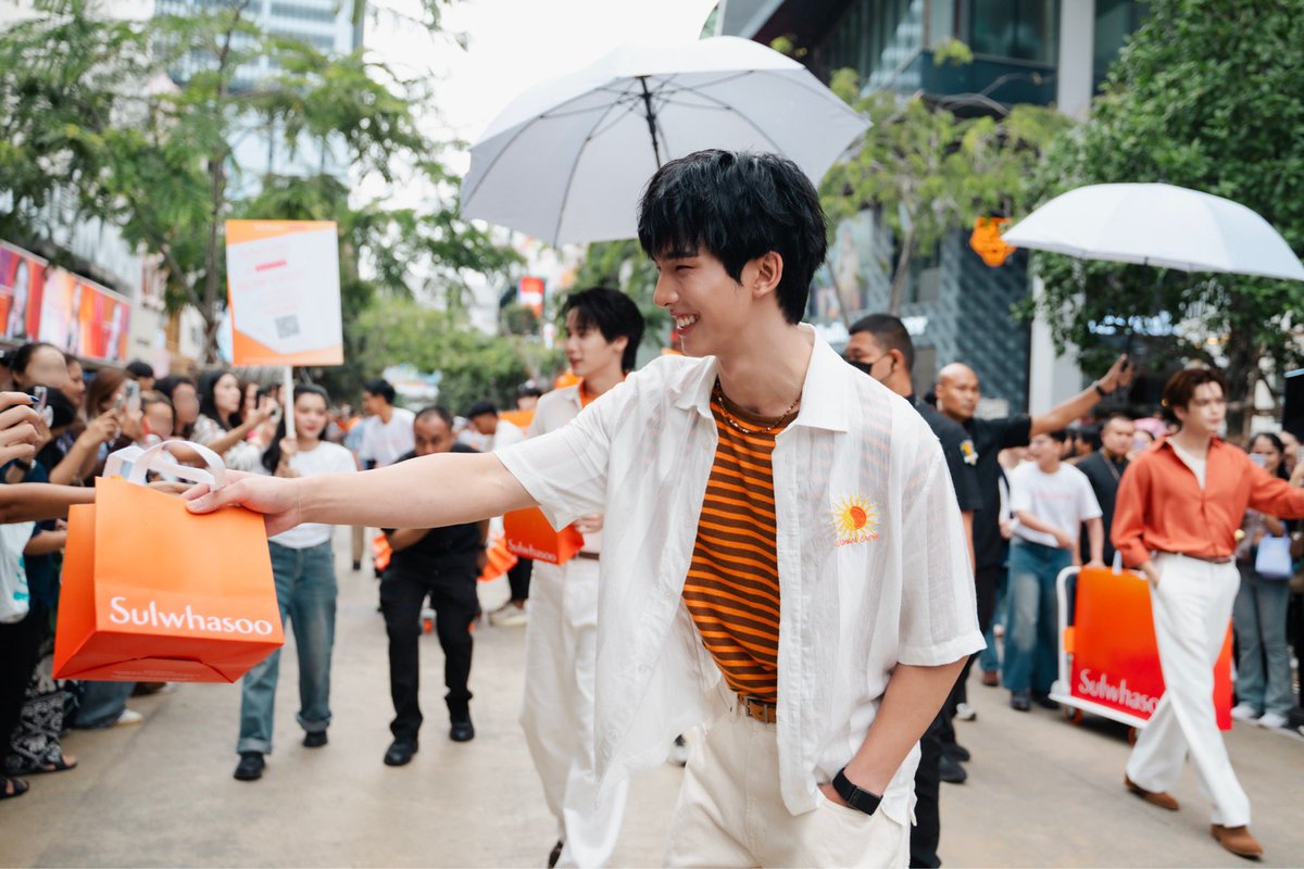 SulwhasooTH's tweet photo. รวมโมเมนต์สุดใกล้ชิดของ มาร์ค–จิรันธนิน, เซิร์ฟ–พชร, และจาว่า–พบธรรม ที่มาร่วมสร้างสีสันให้กับขบวน First Care Troop ในงาน Sulwhasoo First Journey at BEAUTRIUM 🧡

#FirstCareTroop #SulwhasooxBEAUTRIUM #SWSFirstJourneyxBEAUTRIUM 
#Markjrtn #Swensurf #Javabh #Surfjava #SulwhasooThailand