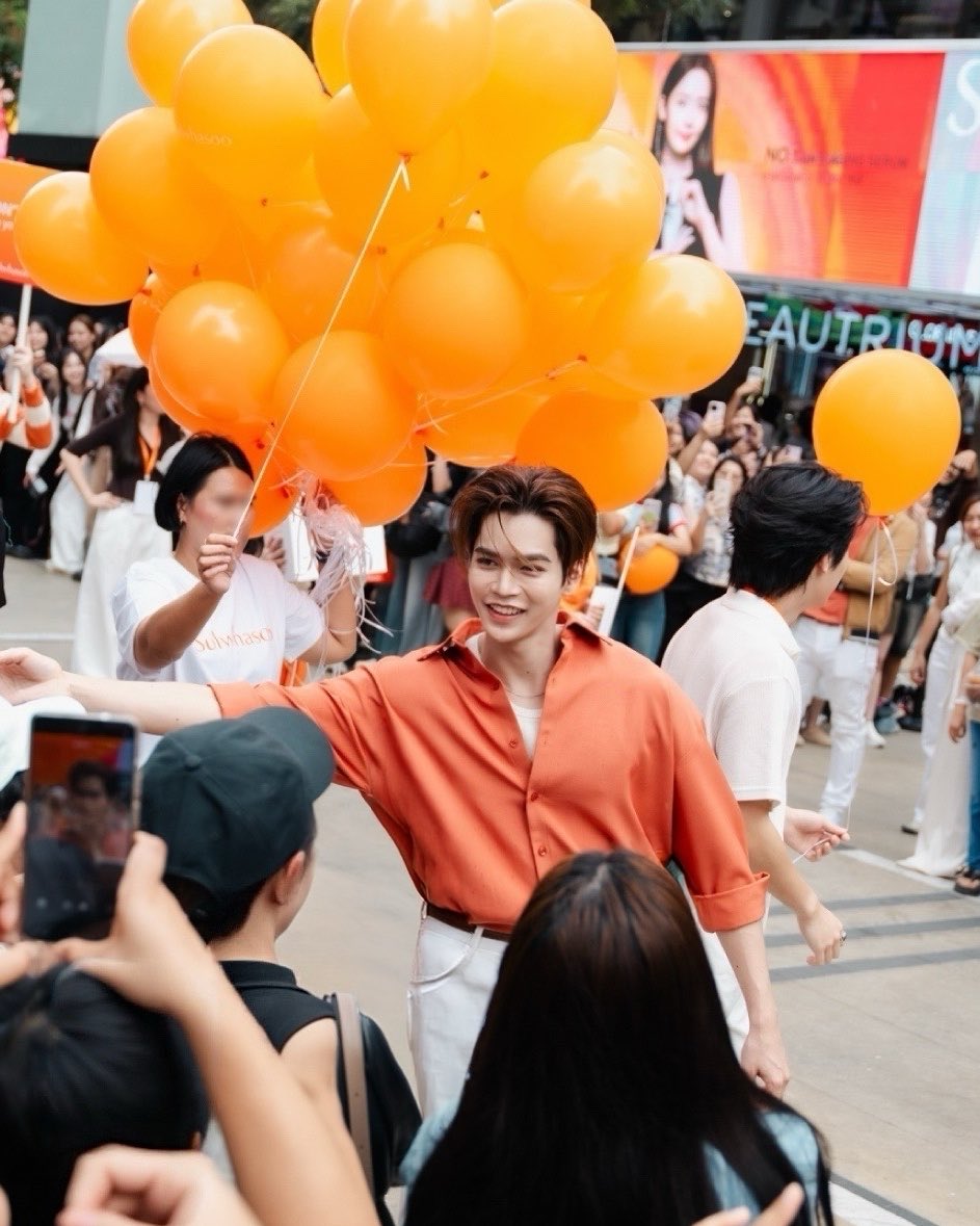SulwhasooTH's tweet photo. รวมโมเมนต์สุดใกล้ชิดของ มาร์ค–จิรันธนิน, เซิร์ฟ–พชร, และจาว่า–พบธรรม ที่มาร่วมสร้างสีสันให้กับขบวน First Care Troop ในงาน Sulwhasoo First Journey at BEAUTRIUM 🧡

#FirstCareTroop #SulwhasooxBEAUTRIUM #SWSFirstJourneyxBEAUTRIUM 
#Markjrtn #Swensurf #Javabh #Surfjava #SulwhasooThailand