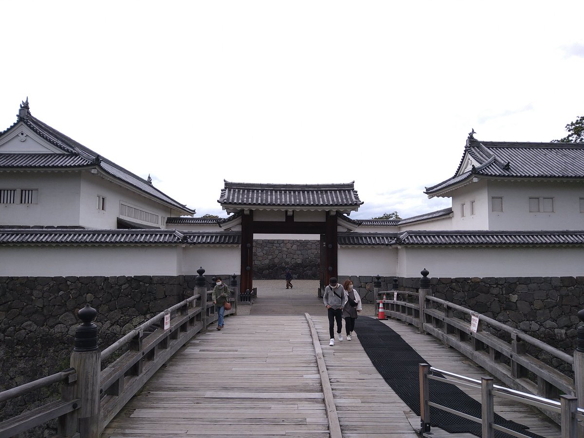 dewanokami1546's tweet photo. 霞城ランド（山形城）は佐和山ランドよりもっとすごい！

駅近！
勿論常に無料！
歴史館まで無料！
山じゃない！平ら！
グリーティングできる最上義光像が2体！！

佐和山よりも

こ　っ　ち　に　お　い　で https://t.co/CHFU7c6AVU