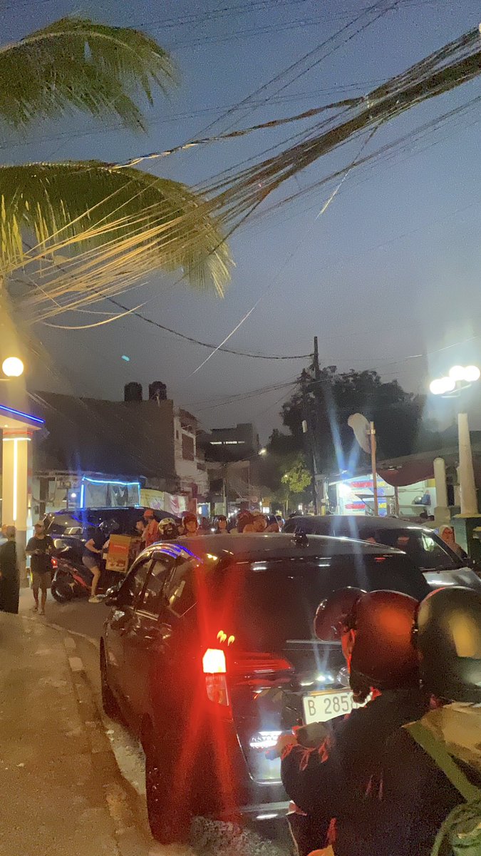anakrusaa's tweet photo. udah mah mampang tu langganan macet, skrg tambah macet lg😭 https://t.co/3py00XOmZi