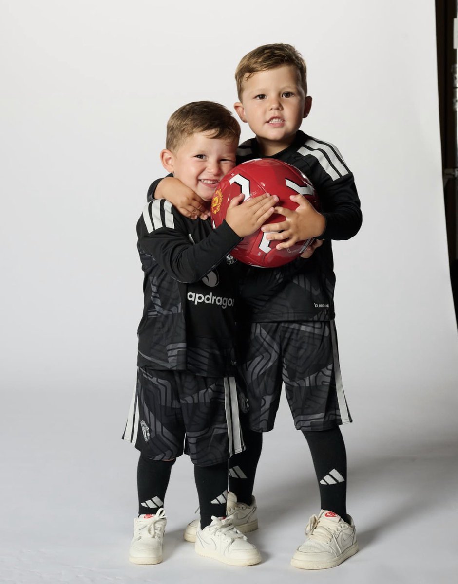 Utdtruthful's tweet photo. 📸 - We've got new fans in the family. Cute ❤️😁 https://t.co/jJMY7X5EHY