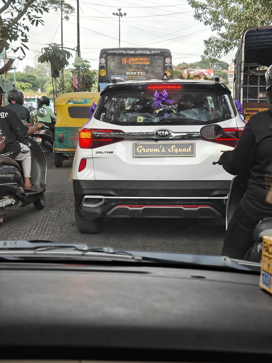 aashutoshvatsa's tweet photo. Seen at Bengaluru Cantt signal at 5 PM today. @Jointcptraffic https://t.co/dHKEd0OqvL