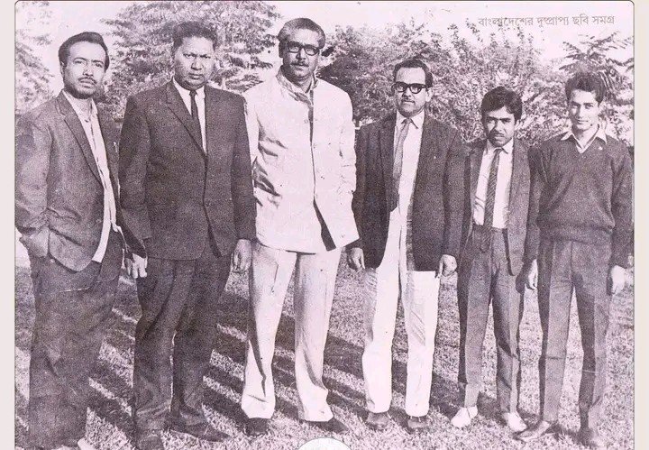 HistoryOfBangla's tweet photo. 15 February 1970: Father of the Nation Sheikh Mujibur Rahman with the accompanying journalists after attending a public meeting in Mymensingh. https://t.co/IDWZRXgBre