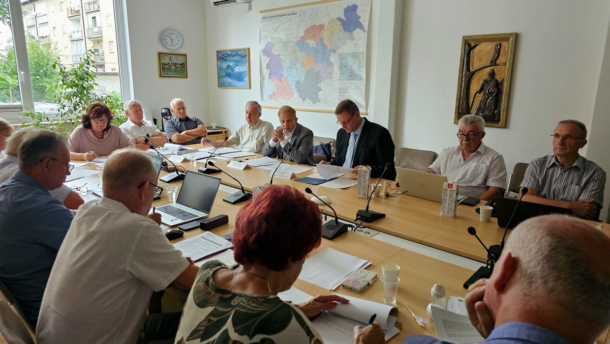 mfinance_gov_si's tweet photo. Državni sekretar @peterpapez se je na vabilo @ZvezaDUS udeležil seje njihovega upravnega odbora.

Glavna tema pogovorov ➡️ predlog zakona o Nacionalnem demografskem skladu. https://t.co/HMNSGhhcdK