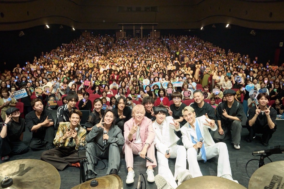 inkoppi6008573's tweet photo. 1人で頑張る彼を認めてくれて受け入れてくれてこんな風にリスペクトしあえる姿を見れて嬉しい
ペンの前で見せる笑顔とは違う笑顔
ステージの真ん中で歌うあなたが誇らしかった
これからもっともっと高く飛んでね

いつもあんなに可愛いのに真ん中にいる姿がちょっとお兄さんに見えた✨

#ユチョン https://t.co/1SFOSHwV4Q