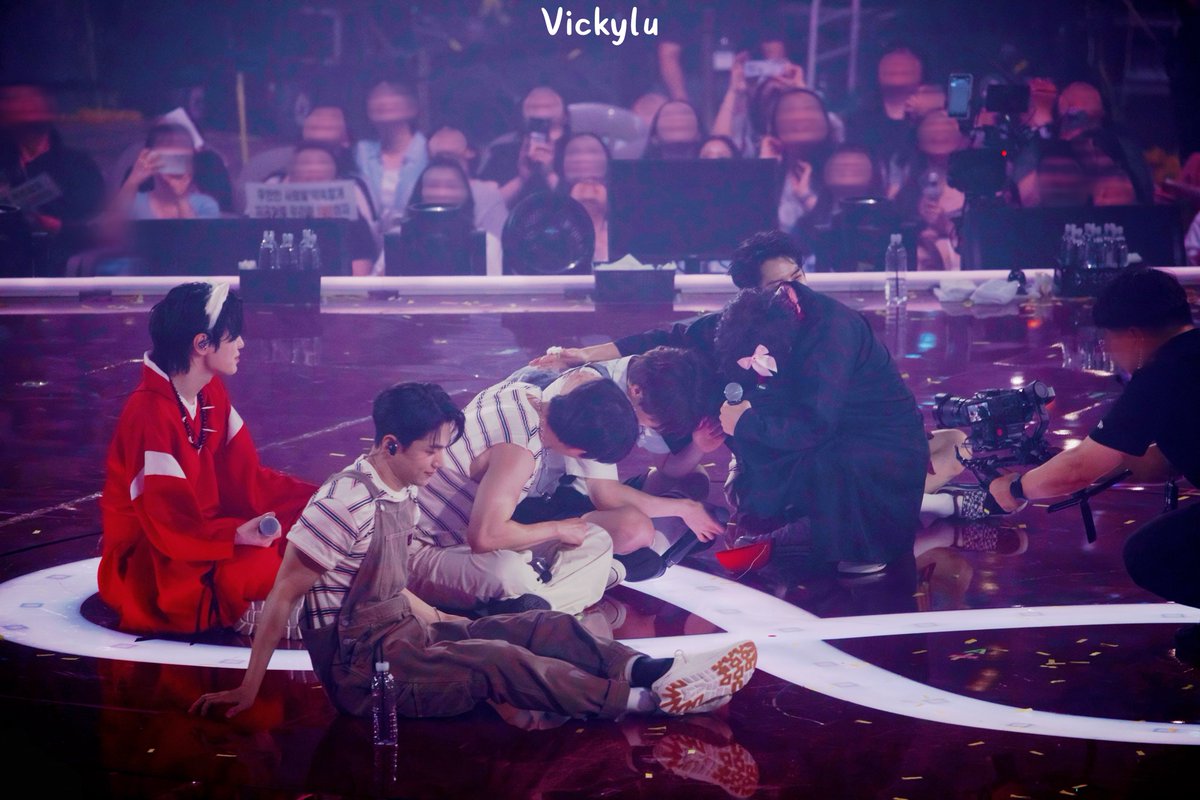 vicky729's tweet photo. 240714 무한대집회IV 막공
💓
#인피니트 #INFINITE
#김성규 #성규 #장동우 #동우 #남우현 #우현 #이성열 #성열 #김명수 #엘 #이성종 #성종 #무한대집회IV https://t.co/p9v5PTMxxZ