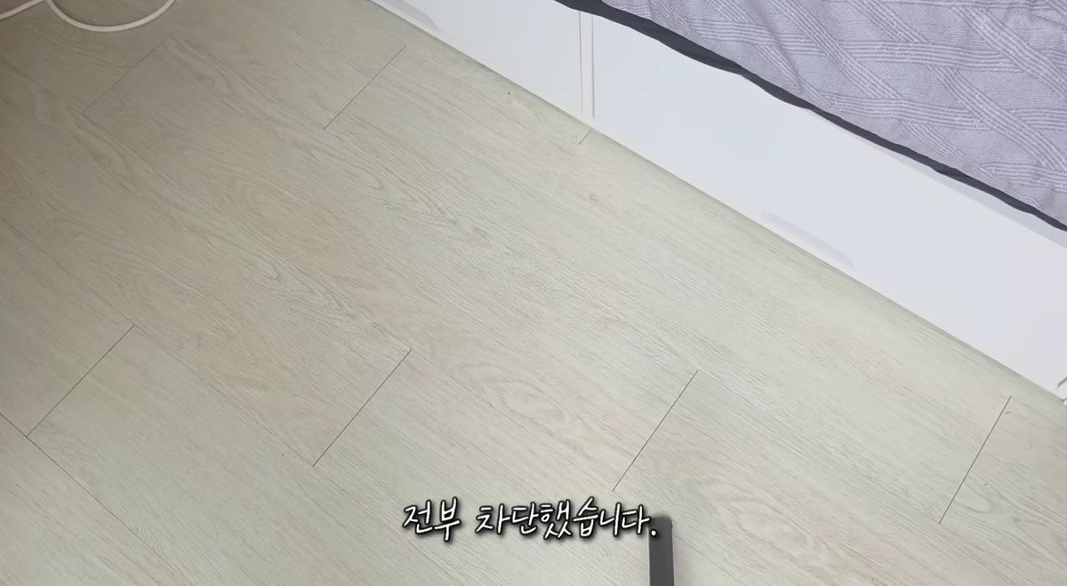 juhyeon6749's tweet photo. 3억을 주식에 넣고 회사 관두더니 인맥까지 전부 끊어버린 
사람 이야기

올해 초에 전 재산 3억을 미국 배당주에 몰아넣고 은퇴를 선언한 사람이 있음
매달 달러로 들어오는 배당금만으로 산다고 함 근데 더 놀라운 건 돈이 아니라 그다음이었음
이 사람은 은퇴하면서 인맥을 거의 전부 정리했음 이유가 꽤 구체적이었음

1 감정 소모를 끊음
인맥 관리라는 게 결국 남의 신세 한탄이랑 자랑을 들어주는 일이었다고 함 만나고 오면 에너지가 통째로 증발하는 느낌 감정 쓰레기통 역할을 이제 안 하기로 했다고 함

2 관계 유지비가 사실상 세금이었음
내키지 않는 약속 비싼 커피 술자리 그리고 언제 다시 볼지도 모르는 사람들의 경조사비 이걸 다 합치면 인간관계를 유지하려고 매달 내는 세금이나 마찬가지였다는 계산임

3 통제감이 생김
인맥을 정리하고 나니 하루에 변수가 사라졌다고 함 집에서 혼자 넷플릭스 보고 취미 하는 시간이 남이 만들어내는 피곤함 없이 온전히 자기 것이 됐음 괴로운 것보다 외로운 게 낫다는 게 결론이었음

4 소비가 저절로 줄었음
이게 제일 흥미로웠음 명품 옷 차 이런 걸 왜 샀는지 돌아보니 전부 남한테 잘 보이려고 두른 방어 장갑이었다고 함 볼 사람이 없어지니까 살 이유도 사라짐 지금은 물건 고르는 기준이 기능성과 내구성 두 개뿐임
그래서 고정비가 확 줄었고 3억에서 나오는 배당만으로도 여유가 생긴 거임 자산을 늘린 게 아니라 필요를 줄인 쪽에 가까움

5 시장 뉴스도 안 봄
요즘처럼 미국장이 흔들려도 계좌를 아예 안 열어본다고 함 우량한 배당 기업은 시장이 시끄럽든 말든 사업을 계속하고 현금을 나눠주기 때문임 공포와 자기를 물리적으로 분리해버린 셈임
다 듣고 나서 든 생각은 이거임
이 사람이 산 건 3억짜리 주식이 아니라 남한테 맞춰주지 않아도 되는 상태였음
물론 인맥을 다 끊는 게 정답이라고는 생각 안 함 저 정도 고립이 모두에게 맞는 것도 아니고
다만 내 지출과 시간 중에 남 눈치 보느라 나가는 게 얼마나 되는지는 한 번쯤 세어볼 만함

의외로 그게 가장 큰 고정비일 수도 있음
