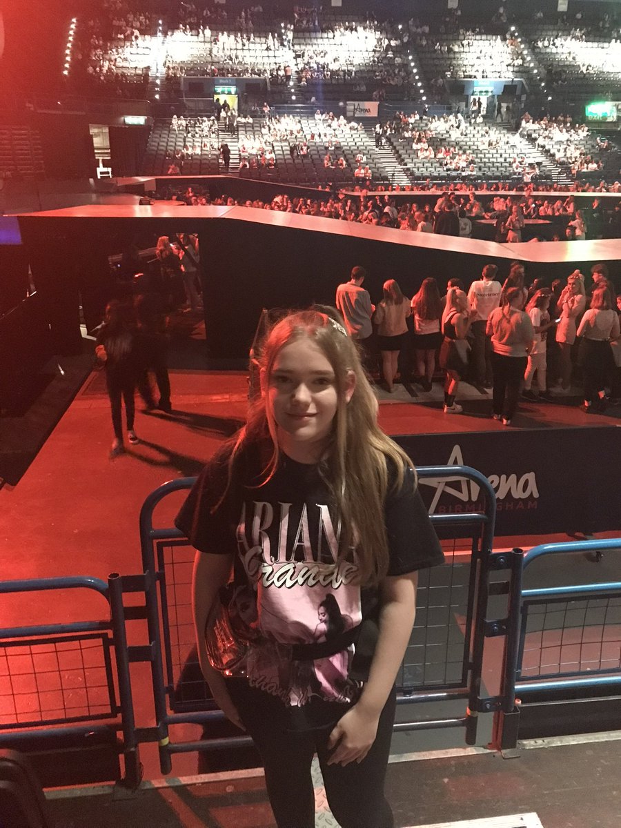 petalgws's tweet photo. @TeamAriana it would mean the world to me if you could help me and my bf get into the show tonight ! I have been a fan since I could remember and have flew from the uk to nyc just to see her !! I have been to every concert so this would mean a great deal to me 🥲💞 #estbrooklyn https://t.co/UndoHnfAkB