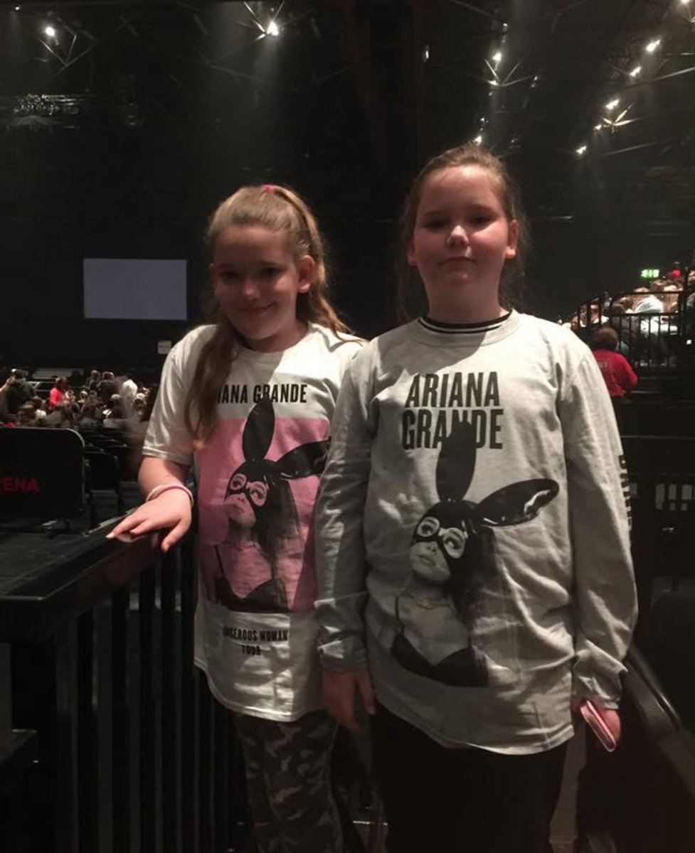 petalgws's tweet photo. @TeamAriana it would mean the world to me if you could help me and my bf get into the show tonight ! I have been a fan since I could remember and have flew from the uk to nyc just to see her !! I have been to every concert so this would mean a great deal to me 🥲💞 #estbrooklyn https://t.co/UndoHnfAkB