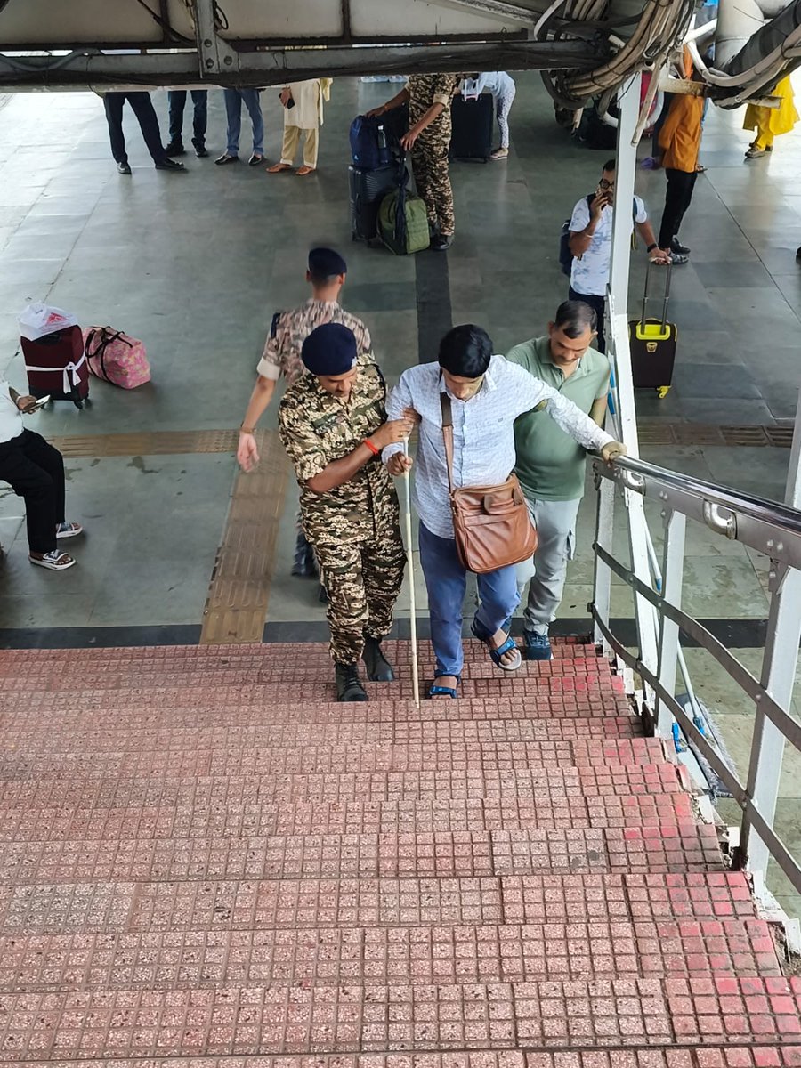 JsrGc's tweet photo. CRPF Jawan of GC JSR helped a visually impaired man who was disoriented at Tatanagar railway station and unable to identify his way to the train also facilitate him to climb up the stairs.
#CRPF #HumanityFirst #JaiHind https://t.co/vIg8ptkLeH