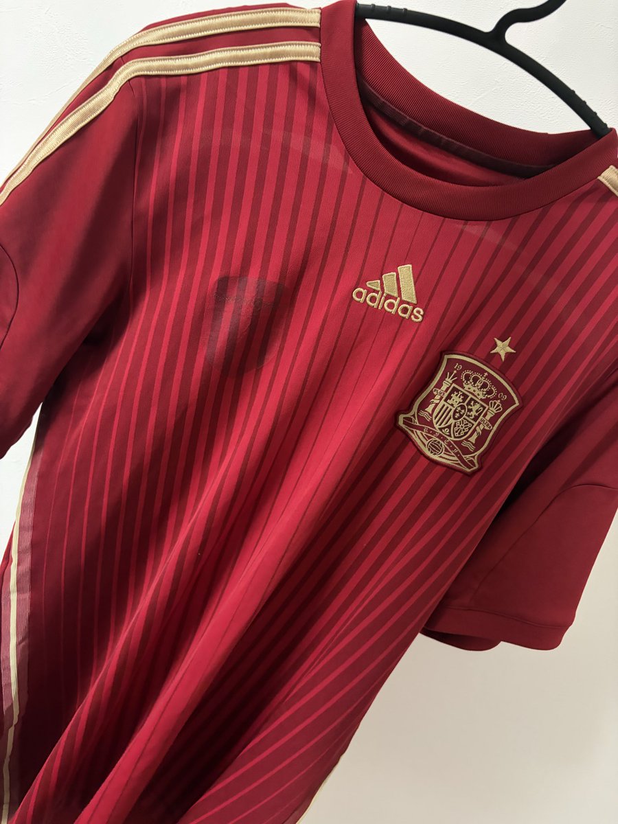 on11tsuki's tweet photo. 中2の誕プレで母さんに買ってもらったスペインのユニ🇪🇸
FIFAのエンブレムが取れちゃうぐらい着てた思い入れのある代表ユニ着て明日は応援します🔥 https://t.co/VvCryEfYdv