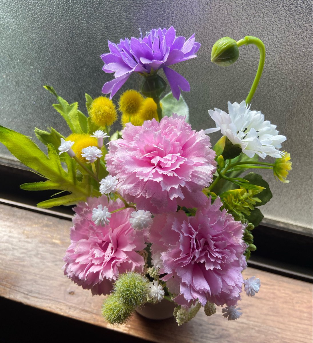 krm05177's tweet photo. ピンクのカーネと余った花材で小さいアレンジメント作ってみた🪻
以前作ったのも作り直し窓辺へ

#365DIYtheme
#フラワーアレンジメント https://t.co/W5QziCmpzF