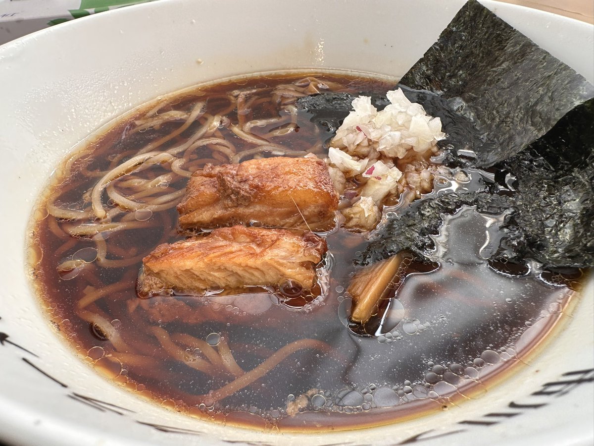 RAMENBLEM's tweet photo. 市川ブラックラーメン、行ってきました。

竹岡式の真っ黒なスープ、
見た目のインパクトがすごい。
チャーシュー丼とのセットで大満足。

RAMENBLEMのエンブレムも
また1つ育ちました🍜

#RAMENBLEM #ラーメン #竹岡式 #ラーメン部 #麺スタグラム https://t.co/Y12LLSAlX7