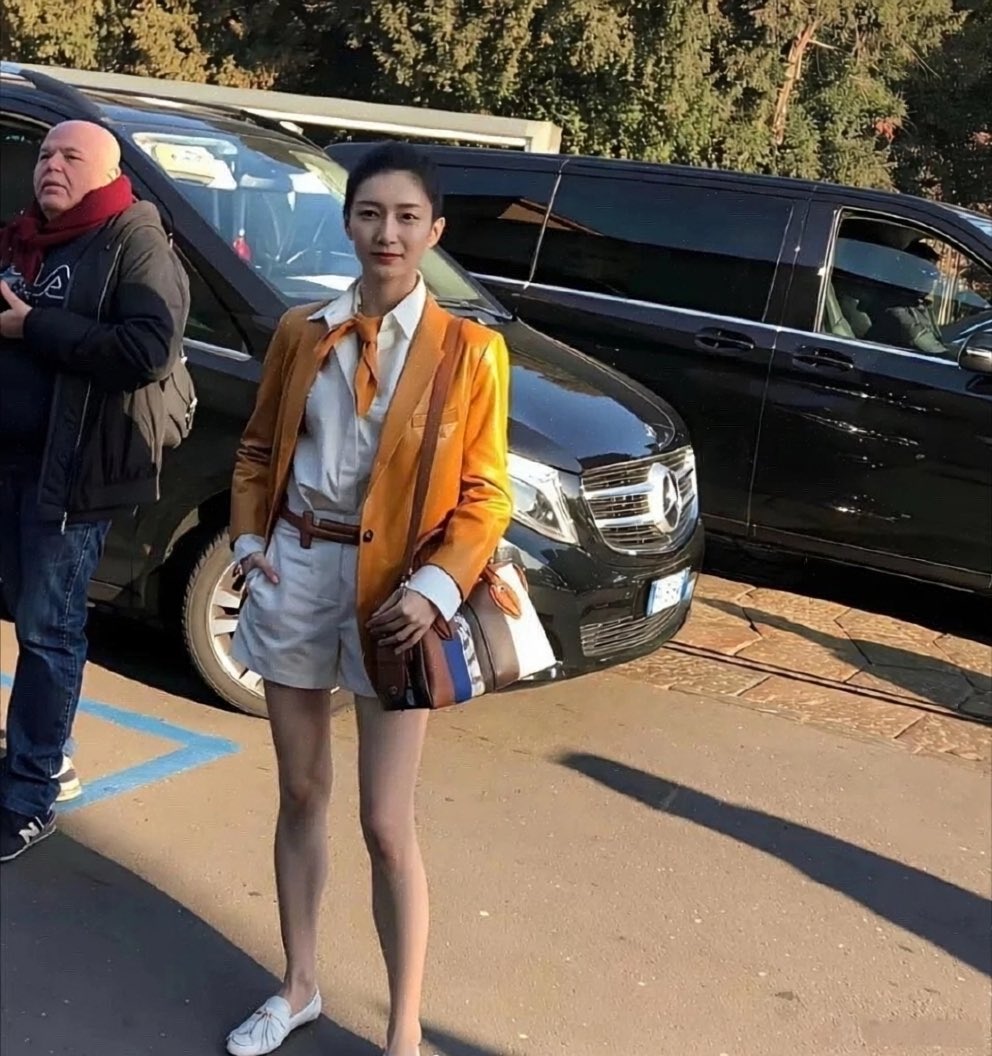 Stan2888's tweet photo. 胡歌是不是审美有问题，

还是做了错误的决定，

这样的大美女也舍得分手？ https://t.co/zEqsicMIgq