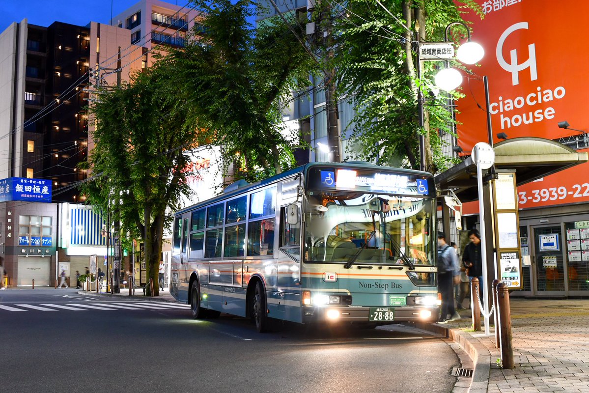 nerima_787104's tweet photo. 西武バス練馬営業所A4-714運用離脱
練馬200か2888（QKG-MP37FK）
元出川ラッピングの714号車が運用離脱に…。　

成吉線移管で石荻線以外にも再び顔を出すようになった矢先離脱に
これにより、練馬生え抜きのMP37は700号車を残すのみとなりました。 https://t.co/1Kv0Ti40D2