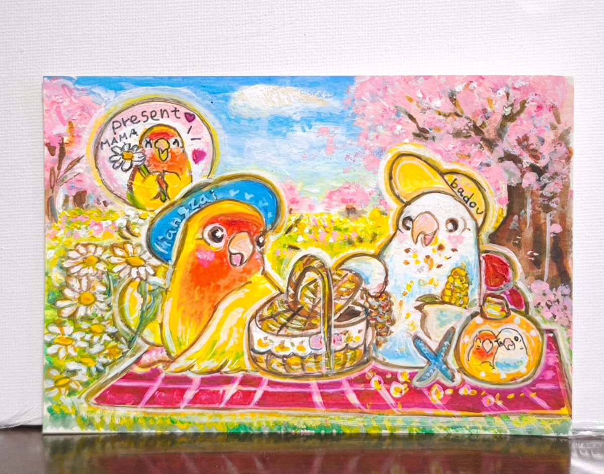 komebani's tweet photo. オーダーイラスト。今回はハガキサイズで2羽です。ご希望のイメージをお聞きして作成しました。桜の木の下でピクニック。黄色のコザクラさんは、綺麗なお花をみて、「ママにお土産にしよう❤」と優しく手に取ります。それをブルーのゴザクラさんにねぇねぇと声をかけてお花を見せようとして振り返ると、あれ？もぅ既にお弁当開けちゃった？お腹パンパンで食べちゃってるね。ブルーの子は、子供らしさを、黄色の子は大人しく優しいイメージで☺️水筒にも2人の顔が仲良く並んでるピクニック。色んなセリフが想像できますように。(  ´͈ ᵕ `͈ )♡この度は本当にありがとうございました。⁡
⁡描いてる時、ふたりがそばに居るようでたのしかったです。#イラスト #いらすと #コザクラインコ #絵の具 #インコ好きさんと繋がりたい #水彩絵の具 #アクリル絵の具  #インコイラスト #原画 #オーダー