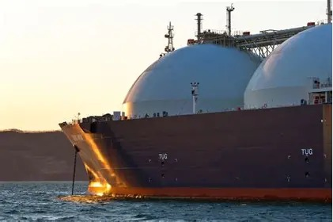 KShevchenkoReal's tweet photo. ⚡Asia’s LNG imports are surging to a six-month high of 23M tons in July. China has ramped up purchases after earlier cuts, while Japan & South Korea are taking record volumes of #USGas. Europe is buying much less. Many #US cargoes that previously went to Europe are now diverted to Asia because Asian buyers are paying more attractive prices, per @Reuters. On top of that, Europe started the summer refill season with unusually low storage levels & is falling behind schedule. As a result, the continent faces a storage deficit‼️22% worse than the 10-year average. To catch up before winter, Europe will need to compete hard on the spot market, pushing prices higher - currently around $18/mmBtu. The longer #MiddleEast disruptions limit Qatari supply, the more expensive & risky Europe’s energy situation becomes. #EnergySecurity #GlobalEconomy