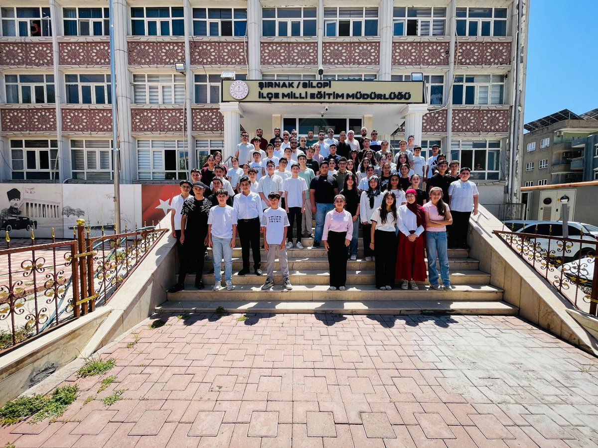 SilopiMEM's tweet photo. LGS 2026 Silopi İlçe Birincisi Şehit Üsteğmen Ahmet Konuksever Ortaokulu öğrencimiz Cıvan Konur ile Türkiye genelinde ilk %15'lik başarı dilimine giren öğrencilerimiz, İlçe Millî Eğitim Müdürümüz Murat Bilen tarafından tebrik edildi.
@bilennmurat
@BirolEkici73
@hkncrt1 https://t.co/gtRxcc6PK2