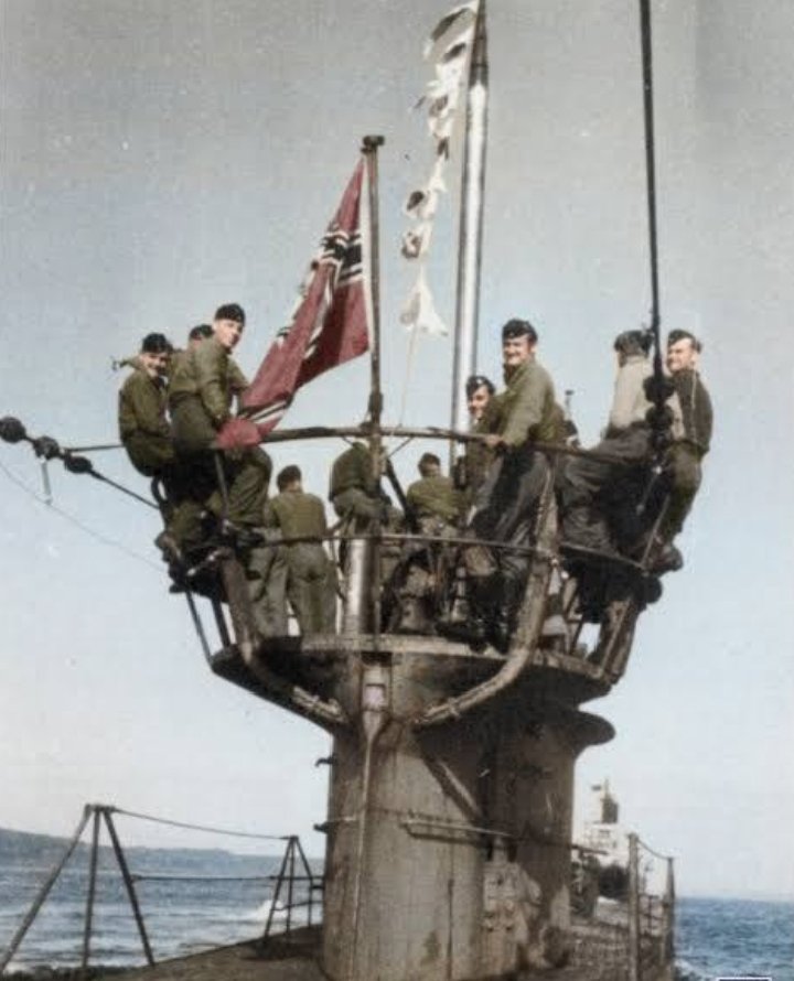 Das_Pazer's tweet photo. #German Kriegsmarine U-564 and its crew members on the conning tower. Commanded by Reinhard Suhren during its work-up period.
The U-564 carried out 9 war patrols, sinking 18 ships before sustaining heavy damage in the Bay of Biscay in 1943. https://t.co/2Odt6Ry2H6