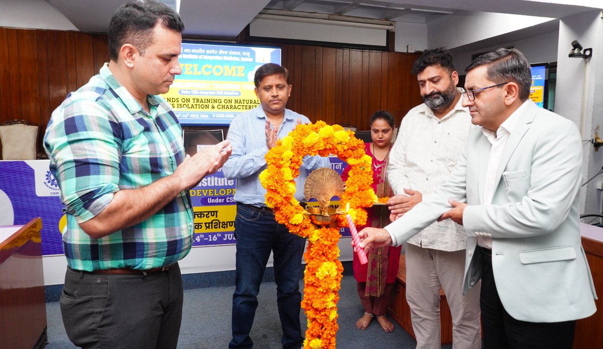 csiriiim's tweet photo. CSIR-Indian Institute of Integrative Medicine (CSIR-IIIM), Jammu today inaugurated the Three-Day Hands-on Training Programme on Natural Products Isolation & Characterization under the CSIR-Integrated Skill Initiative.

The programme was inaugurated by Dr. Zabeer Ahmed, Director, CSIR-IIIM Jammu, who encouraged the participants to harness India's rich biodiversity for innovation, drug discovery, and entrepreneurship. He highlighted the importance of skill development, research excellence, and nurturing young scientific talent.

A total of 30 participants from diverse scientific disciplines are taking part in the three-day programme, which combines expert lectures with intensive hands-on laboratory training in modern techniques of extraction, isolation, chromatographic separation, and characterization of natural products.

#CSIR #CSIRIIIM #IIIMJammu #SkillDevelopment #CSIRIntegratedSkillInitiative #NaturalProducts #DrugDiscovery #Innovation #Research #Biotechnology #Phytochemistry #Jammu #ScienceForSociety