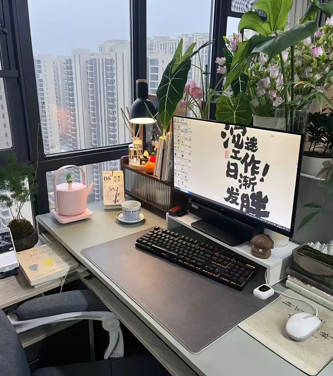 ssh9xcl's tweet photo. Just clocked in, already planning my next snack run + daydreaming about the weekend. #OfficeVibes https://t.co/ER3PvRiuB9