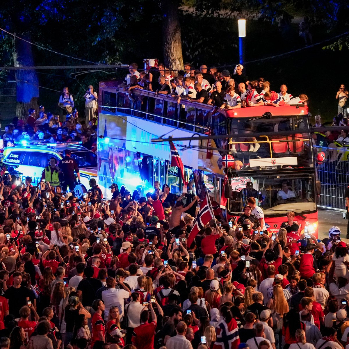 brfootball's tweet photo. Oslo showed out to welcome back the Norway national team from the World Cup on Monday night 🇳🇴 https://t.co/kRtgHlXQAP