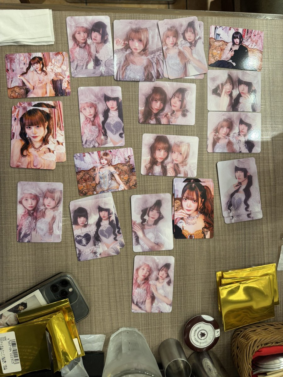MIU__chao's tweet photo. sayuちゃんとランダムカード開封式～💜
sayuちゃんが買った2セット分の枚数ちょうど真夢ちゃん写ってるカード出たのすごい🖤
私もあいちゃおソロ2種類出て嬉しい💟 https://t.co/4Gz6jsvmtg