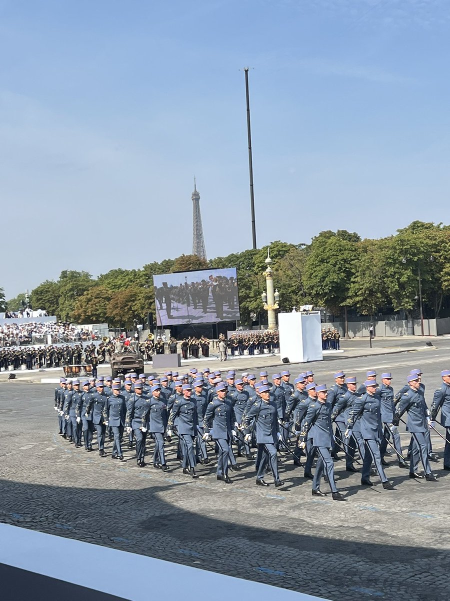 alfonsoprada's tweet photo. Desfile Militar en la Fiesta Nacional de Francia 🇫🇷, del 14 de julio 2026. Compartí este último desfile, entre otros, con los embajadores de Brasil 🇧🇷 y México. 🇨🇴🇫🇷! https://t.co/No1nM7WyrT