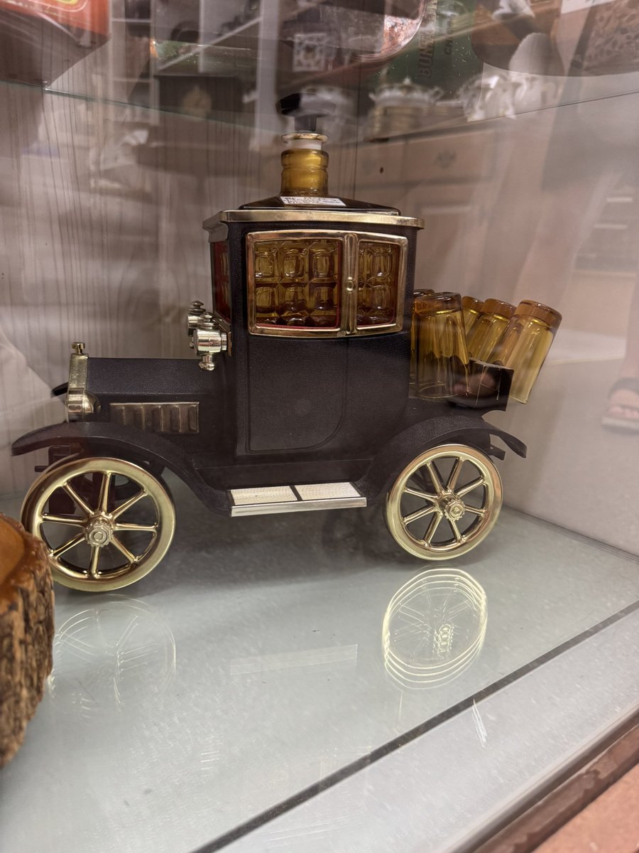 DadskiFit's tweet photo. Picked up this sick decanter from an antique store. The best surprise came from lifting the decanter out of its base and finding out it is also a pressure sensitive music box!

It came from the store owners personal collection and is now proudly displayed on my whiskey shelf. https://t.co/zihNCSy8hq