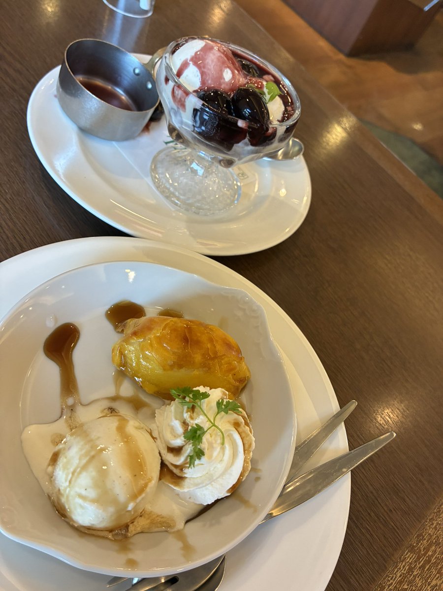 sweetriki's tweet photo. 暑〜い日に
熱〜いハンバーグと
ヘルシーなケール🥬
めちゃうまなスイートポテト食べて
満足チューズデー😊 https://t.co/avpdxwMJP9