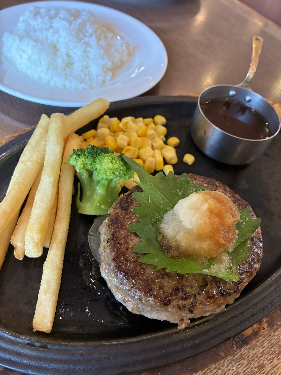 sweetriki's tweet photo. 暑〜い日に
熱〜いハンバーグと
ヘルシーなケール🥬
めちゃうまなスイートポテト食べて
満足チューズデー😊 https://t.co/avpdxwMJP9