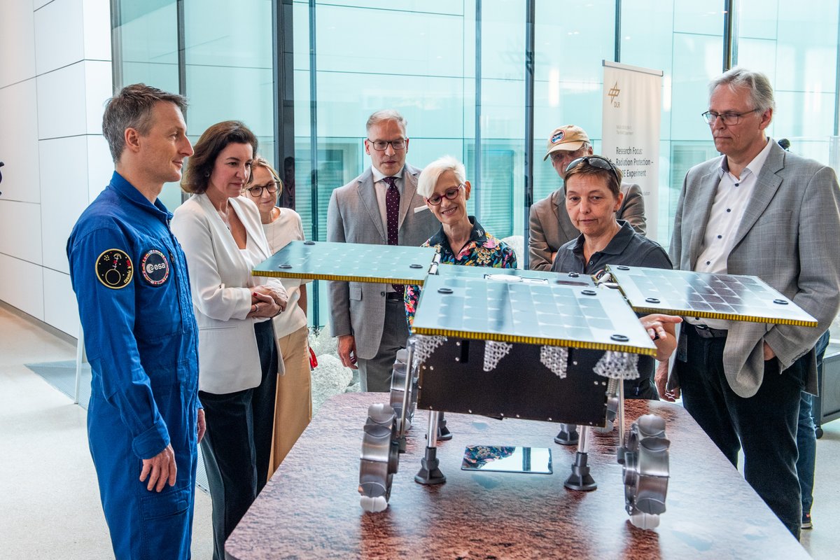 ESA_de's tweet photo. Gestern besuchte @DoroBaer, Bundesministerin für Forschung, Technologie und Raumfahrt, das @DLR_SpaceAgency und die @esa in Köln. 🚀🌕

Dabei hat sich die Delegation einen Überblick über aktuelle Forschungsprojekte verschafft – darunter die Isolationsstudie SOLIS100, die Bettruhestudie SMC3, den Strahlungsdetektor M‑42, die Humanzentrifuge und den Rover Idefix sowie das Mondzentrum LUNA und das Europäische Astronautenzentrum (EAC).

👉 Mehr dazu im DLR-Artikel: https://t.co/QnSSzggym3

📷: DLR