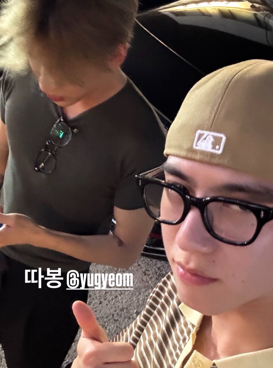 theminedxx's tweet photo. รูปคยอมแบมวานนิน้องแบมดูโตมาก น้องคยอมจิ๋วไปเลย 🥺🤌🏻 เห็นแล้วนึกถึงคอนรชมที่น้องคยอมร้องไห้แล้วน้องแบมก็พูดขึ้นมาว่า ‘เดี๋ยวพี่จะดูแลคยอมเอง’ ㅜ.ㅜ เป็นพี่แบมของน้องคยอมคนเดียว อัยเด่กจิ๋วเก้าเจ่ดน่ารักมากเลยนี่นา 😭 https://t.co/HkSs4Aga6O