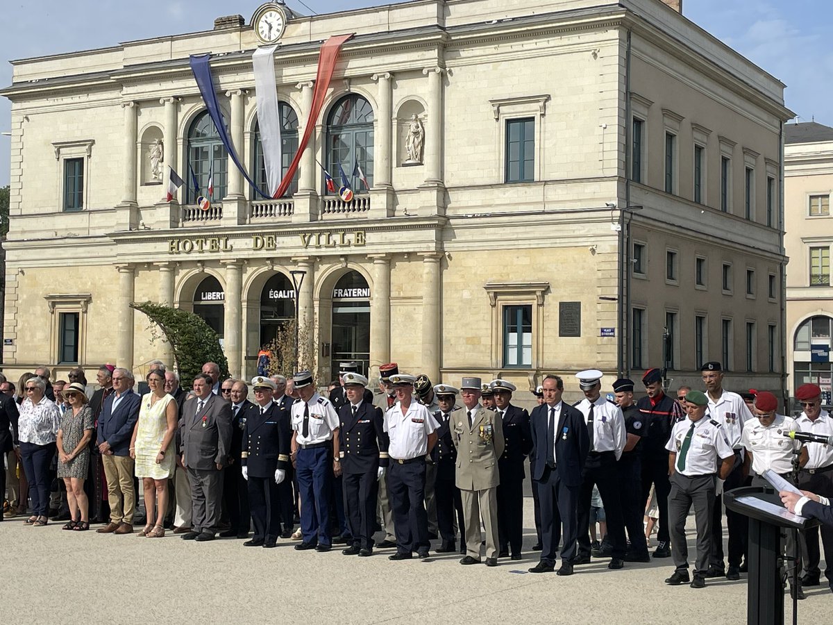 AMF_53's tweet photo. #FêteNationale 🇫🇷 @BalandraudJoel Président @AMF_53 et Vice-Président @l_amf s’est vu remettre ce matin les insignes de Chevalier dans l’Ordre national du Mérite par @NadegeBaptista @Prefet53 lors de la cérémonie du #14juillet 🏅🙏@FrancoiseGatel @MagGaspari @PresidentAmf https://t.co/CdIM6HWlgV