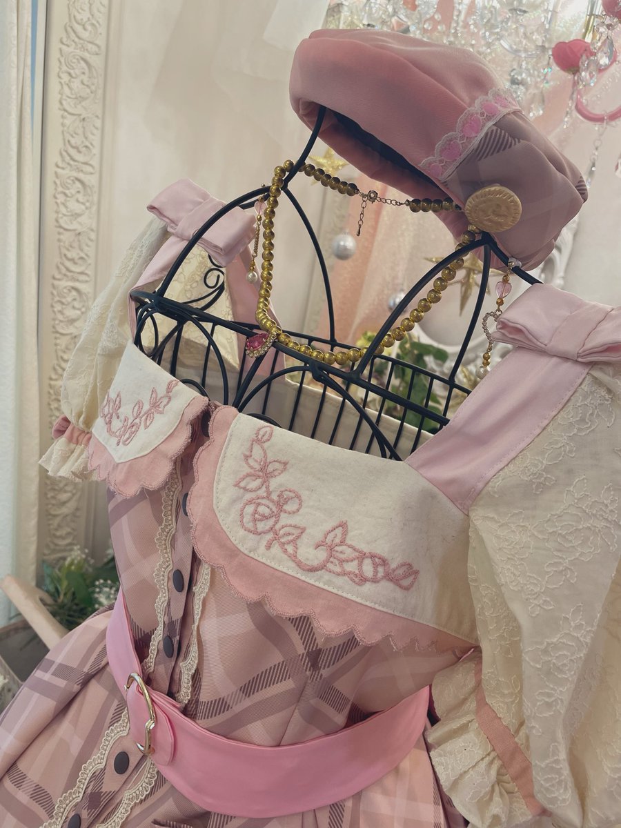 yoru_sewing's tweet photo. #アトリエデレアム4
自作した奈緒ちゃんの衣装を展示させていただきます。
初めて生地プリントを依頼したり、理想の色になるように染色を繰り返したり、刺繍したりと思い出深い衣装です。
後ろのリボンのバランスと、ほぼ見えないスカート裏のデザインも可愛くてお気に入りです。 https://t.co/NzBvciRtbw