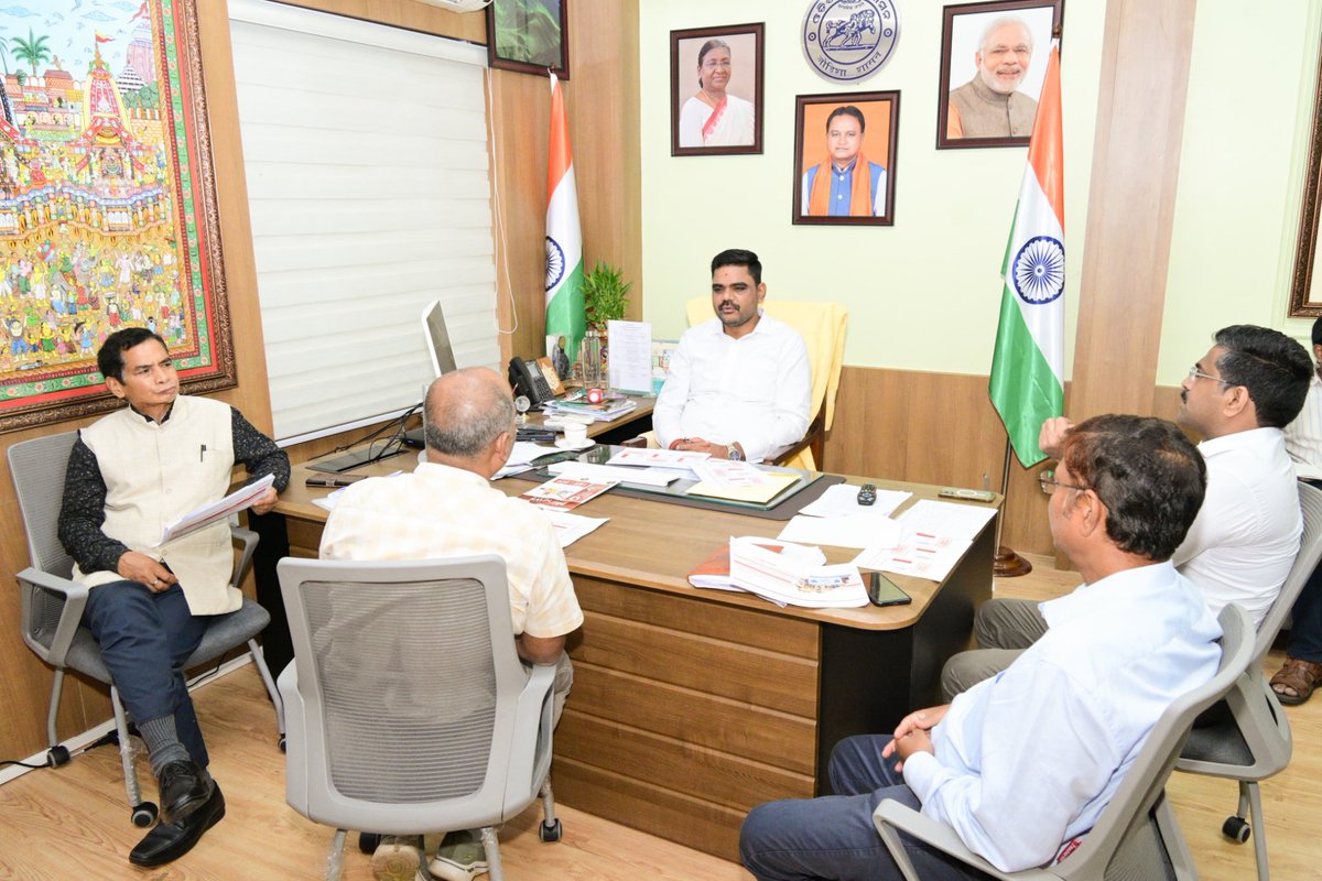 SampadSwainBJP's tweet photo. Had a detailed discussion with MD of IDCO, Shri D. Prasanth Kumar Reddy, ED of IPICOL and other senior officials of IDCO & IPICOL on the progress of the textile projects approved by our Government.

I directed IDCO authorities to speed up land allotment & develop the required infrastructure. I also instructed IPICOL officials to facilitate these projects to ensure early ground-breaking and timely inauguration.