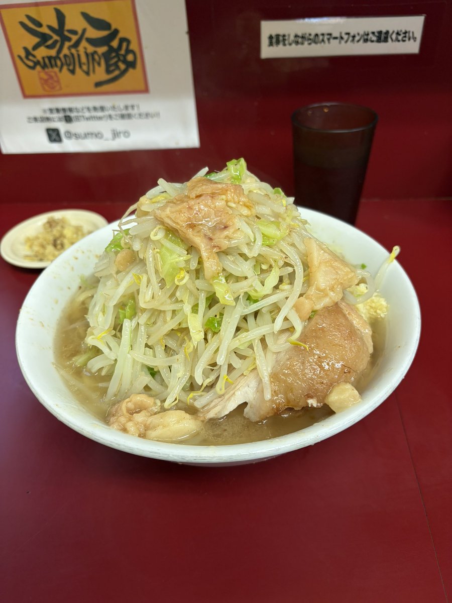 tokyo_0811's tweet photo. R8-6 ラーメン二郎 相模大野店
小ラーメン（ニンニク ヤサイ アブラ）
+刻み生姜 https://t.co/oj49WMU0cw